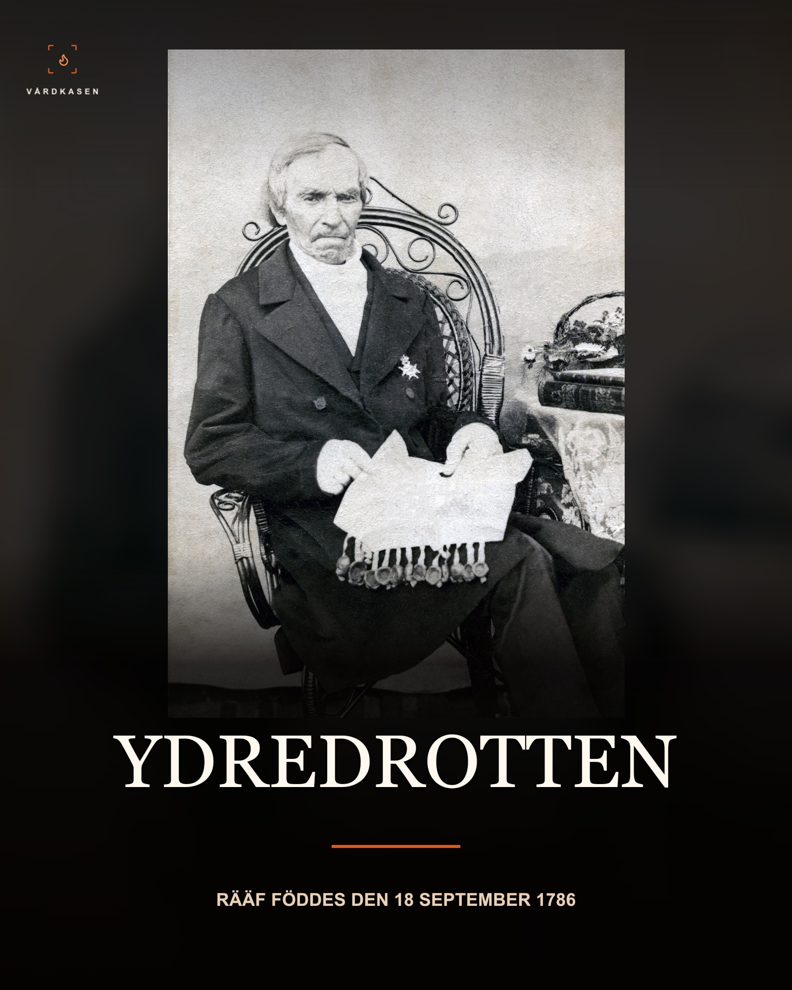 Porträtt av Leonhard Fredrik Rääf med pergamentsbrev och sigill. Okänd fotograf. Östergötlands museum, OM.PAO.001188. Museets filspecifika märkning: Public Domain Mark. Commons anger CC0 för den digitala filen; PDM och CC0 är skilda uppgifter. Skalning och textöverlägg, ingen AI-restaurering eller färgläggning.