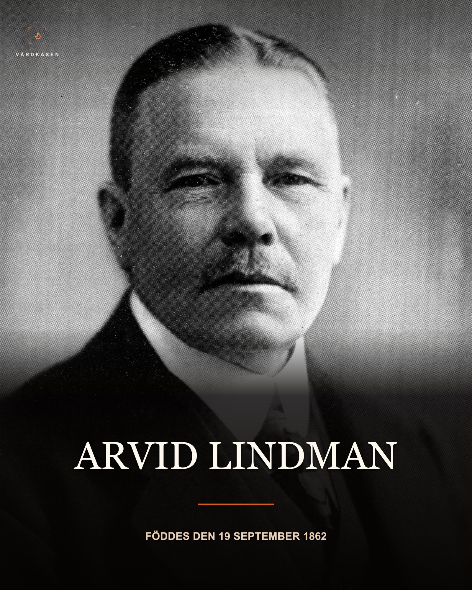 Arvid Lindman. Okänd fotograf, odaterat porträtt. Via Wikimedia Commons/Regeringskansliet. Public domain (PD-Sweden-photo; PD-1996). Beskärning, skalning och textöverlägg; ingen AI-restaurering eller färgläggning.