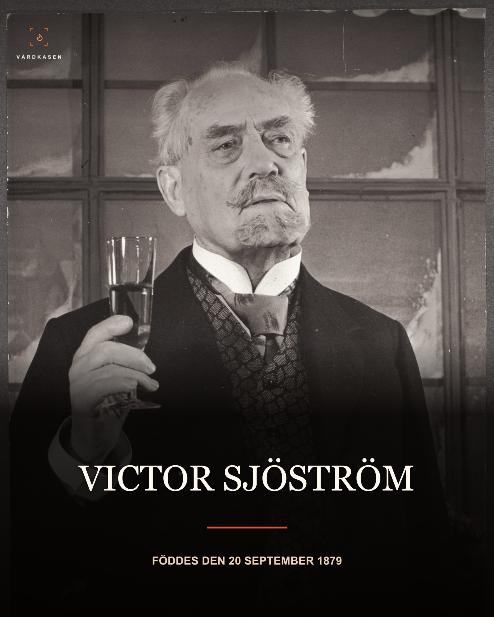 Victor Sjöström i titelrollen i Johan Ulfstjerna, Svenska Teatern i Helsingfors, 23 mars 1957. Sallstedts Bildbyrå / Svenska litteratursällskapet i Finland, Svenska Teaterns arkiv, SLSA 1270_34_foto_1678. CC BY 4.0 (https://creativecommons.org/licenses/by/4.0/). Beskärning, skalning och textöverlägg; ingen AI-restaurering.