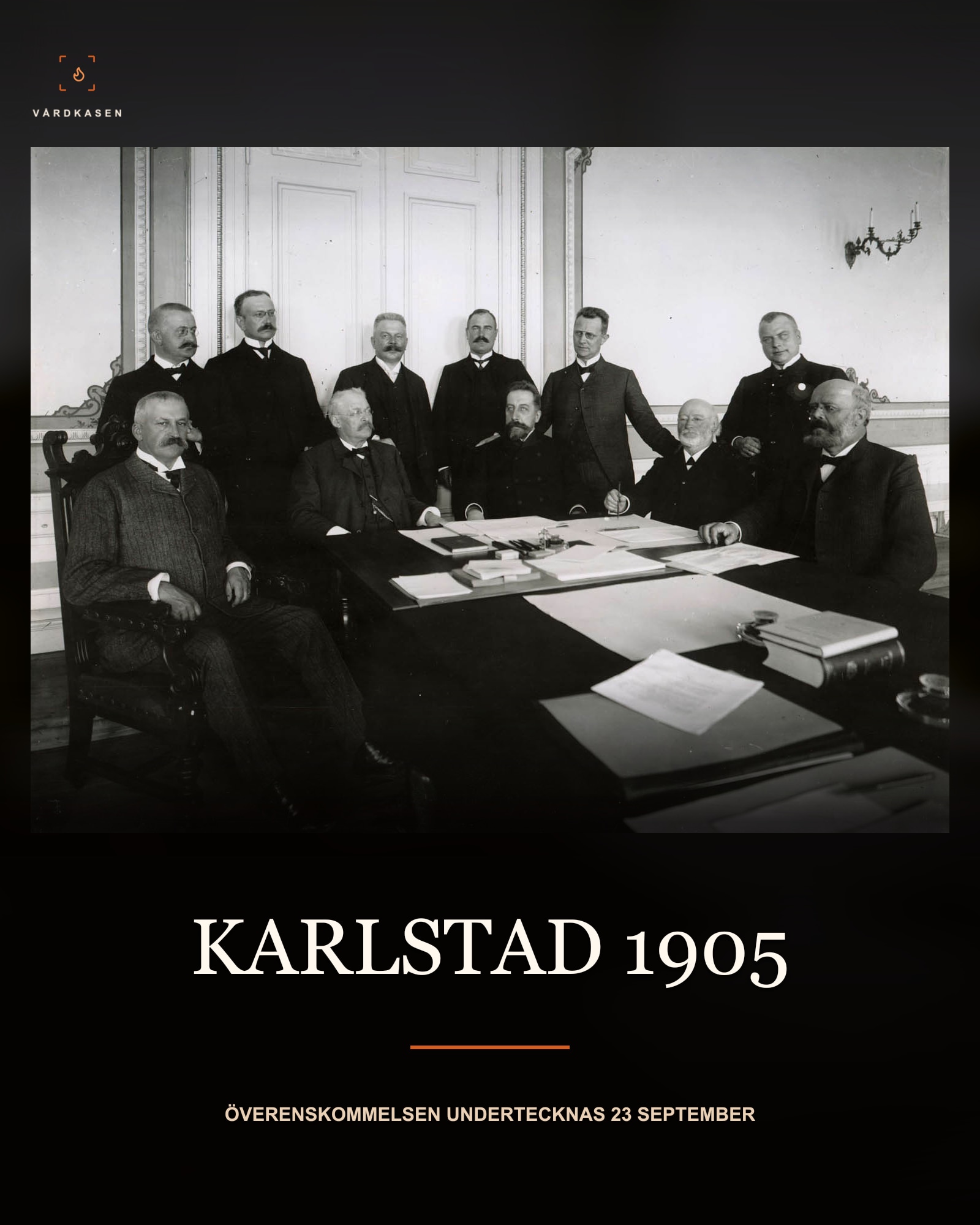 Svenska och norska förhandlare vid bordet i Karlstad 1905. Fotograf okänd. Nordiska museet, NMA.0034900, Public domain mark 1.0. Digital reproduktion levererad av museet till Wikimedia Commons. Textöverlägg och storleksanpassning; ingen AI-restaurering. Bilden visar förhandlarna, inte ett verifierat signeringsögonblick.