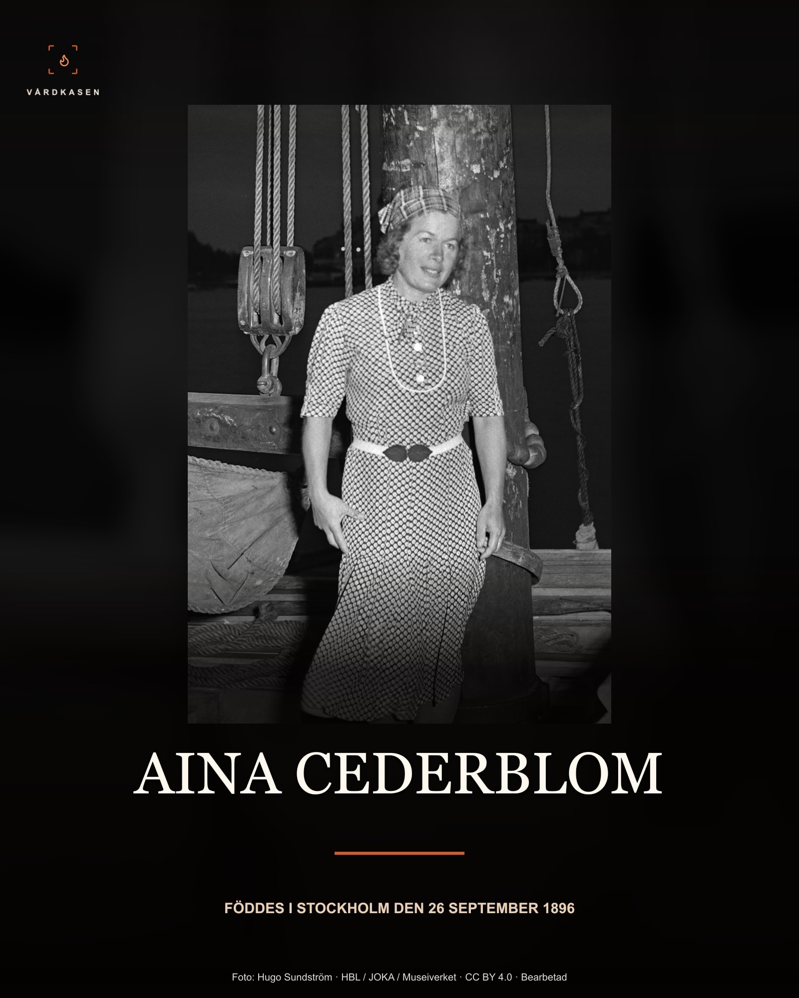 Aina Cederblom på fartyg i Helsingfors, 28 juli 1940. Foto: Hugo Sundström, Hufvudstadsbladet/JOKA/Museiverket, 3722C; JOKAHBL3C_A58:1. CC BY 4.0, https://creativecommons.org/licenses/by/4.0/. Beskärning, storleksanpassning, läsbarhetsgradienter och textöverlägg. Bilden föreställer inte Rospiggen på 1930-talet. Ingen AI-restaurering.