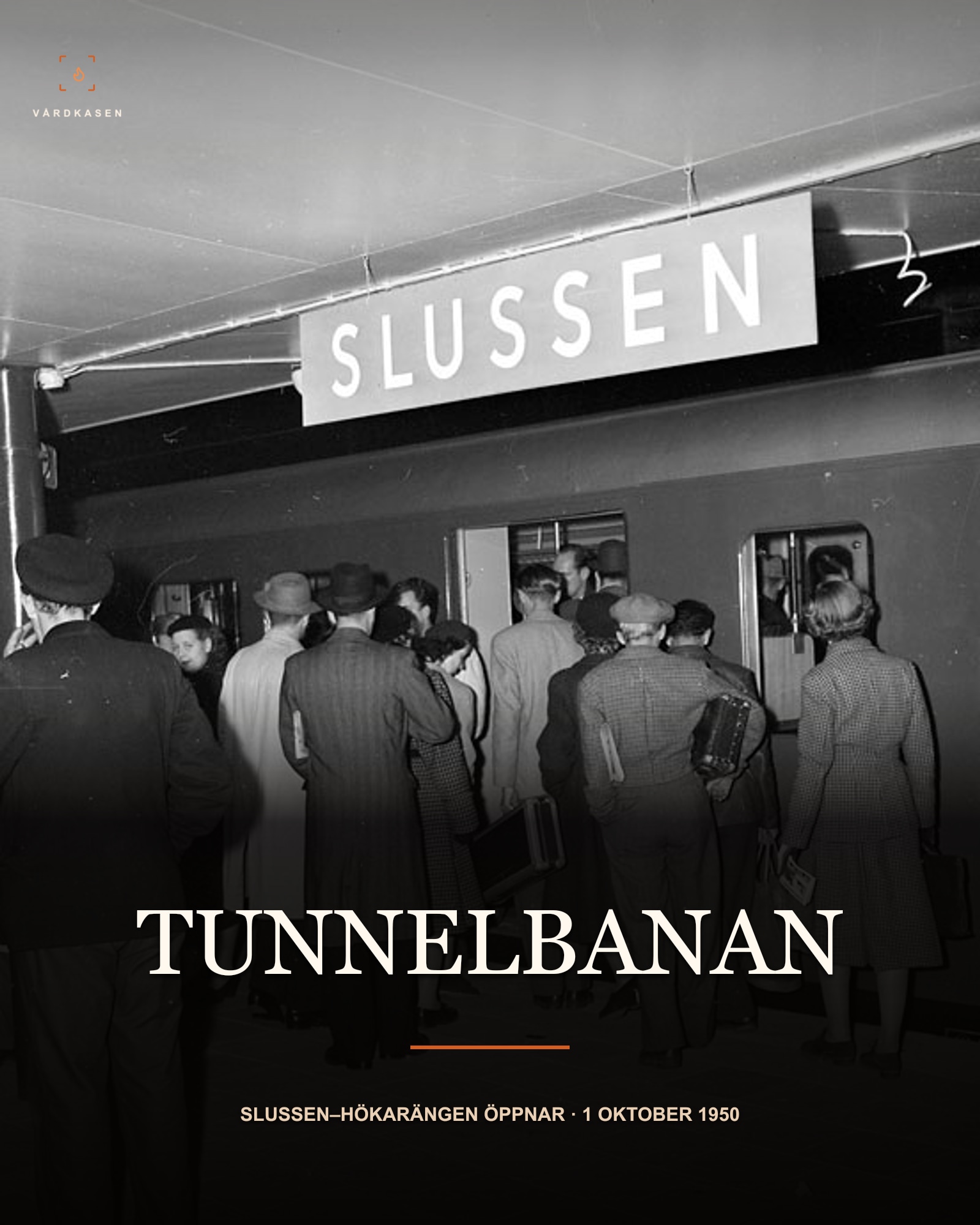 Resenärer vid Slussens nyöppnade tunnelbanestation den 3 oktober 1950, två dagar efter invigningen. Foto: Olle Widfeldt, Stadsmuseet, SvD 26810, Stockholmskällan, CC-BY. Beskärning, storleksanpassning, läsbarhetsgradienter och textöverlägg.