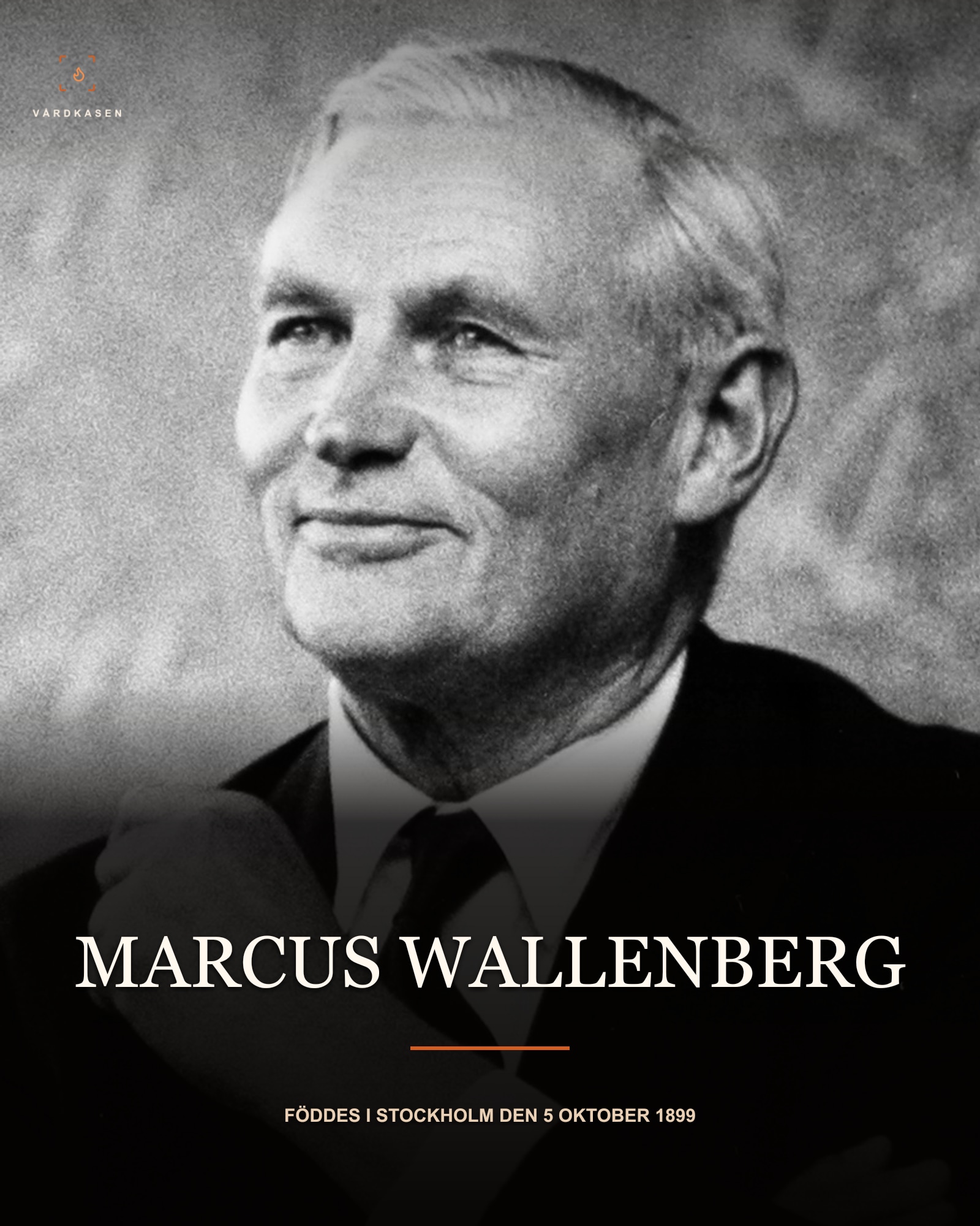 Marcus Wallenberg vid SAS 1961–1962. SAS Scandinavian Airlines/SAS Records Management via Wikimedia Commons, PD Sweden. Porträttutsnitt ur Board of directors (1), beskuret av Emiya1980. Storleksanpassning, läsbarhetsgradienter och textöverlägg; ingen AI-restaurering.