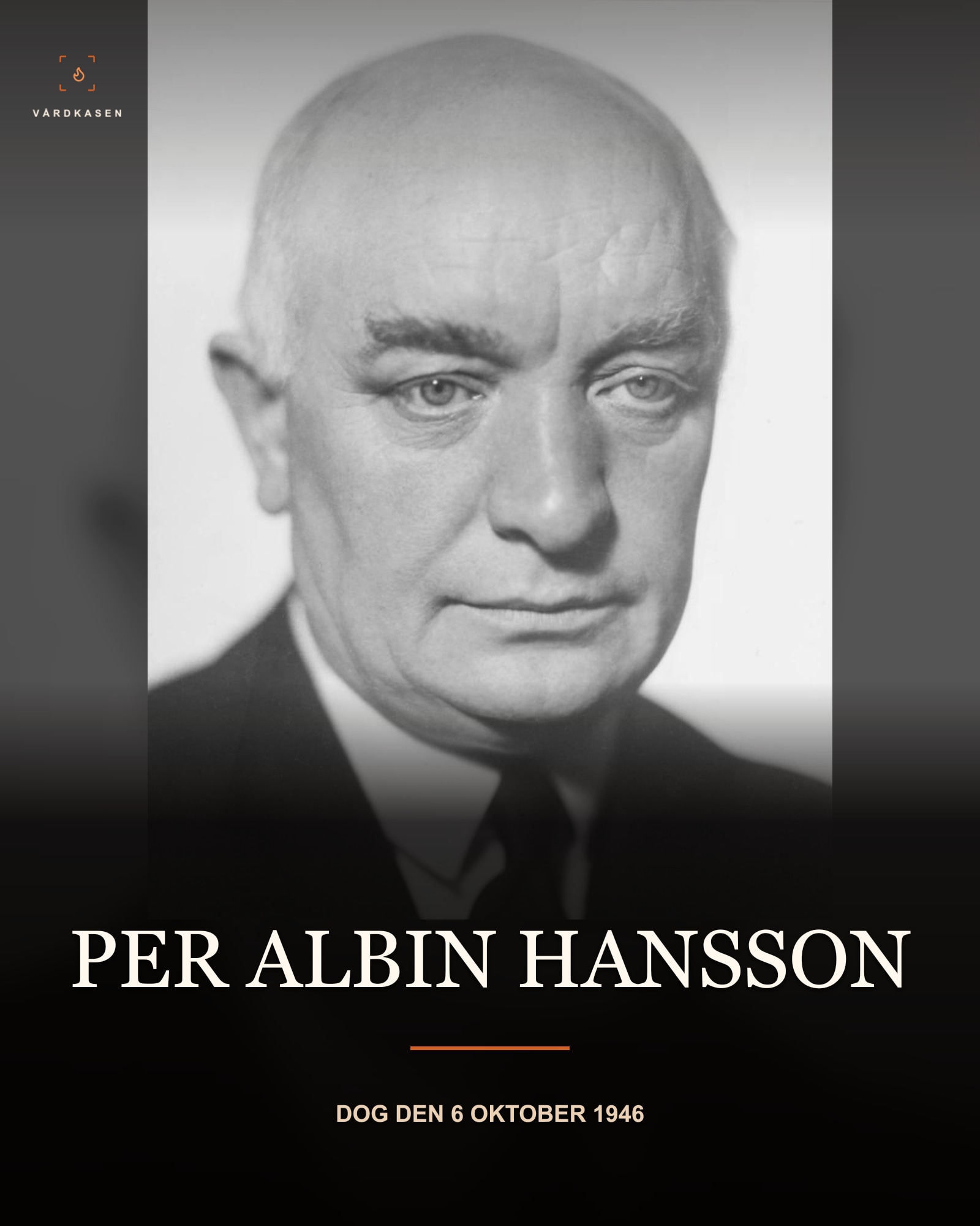 Per Albin Hansson, 1935. Jan de Meyere, Moderna Museet, FM 1973 001 575. Reprofoto Prallan Allsten/Moderna Museet; leverans via Wikimedia Commons, Public Domain Mark. Beskärning, skalning, läsbarhetsgradienter och textöverlägg. Ingen AI-restaurering.