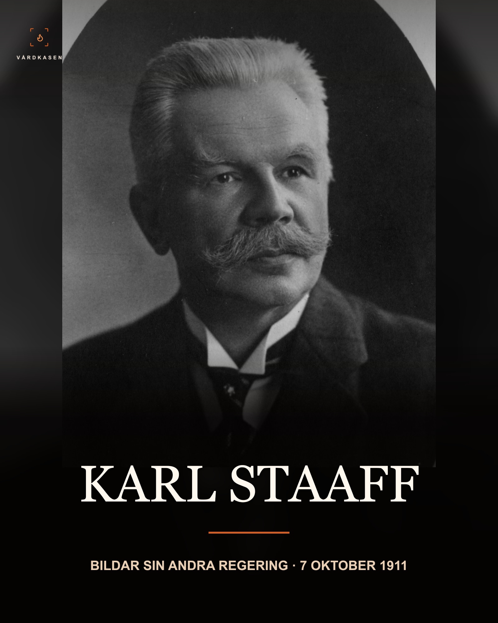 Karl Staaff, 1912. Foto Flodin, Stockholm. Örebro Stadsarkiv enligt Wikimedia Commons; utgivet av Frisinnade Ungdomsförbundet. Exakt Commons-fil: Public Domain Mark 1.0, PD-old-100-expired. Beskärning, skalning, läsbarhetsgradienter och textöverlägg.