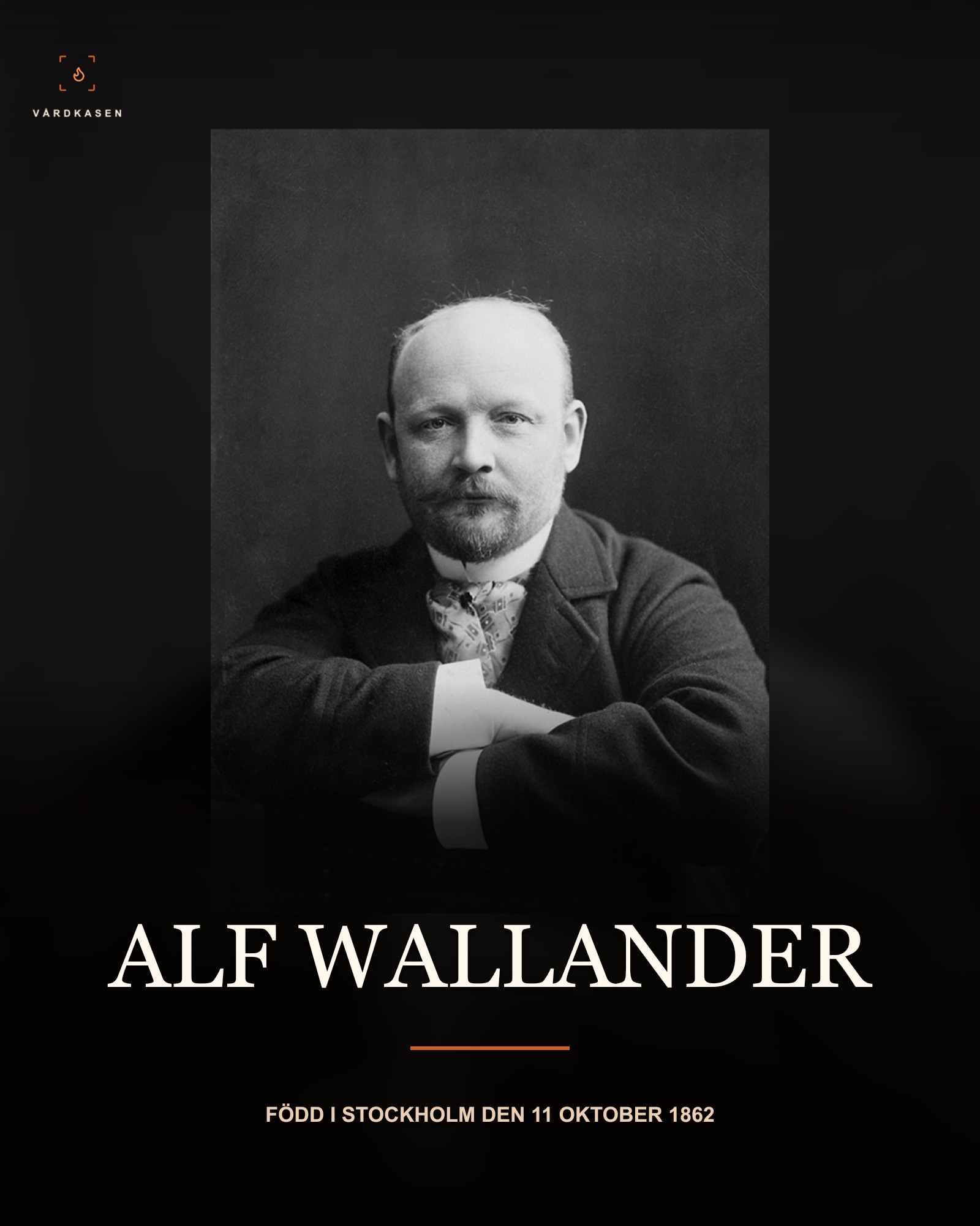 Okänd fotograf: Alf Wallander 1910. Nordiska museet NMA.0045159, museileverans via Wikimedia Commons. Public domain enligt PD-Sweden, inte CC0. Skalning, gradienter och typografi av Vårdkasen.
